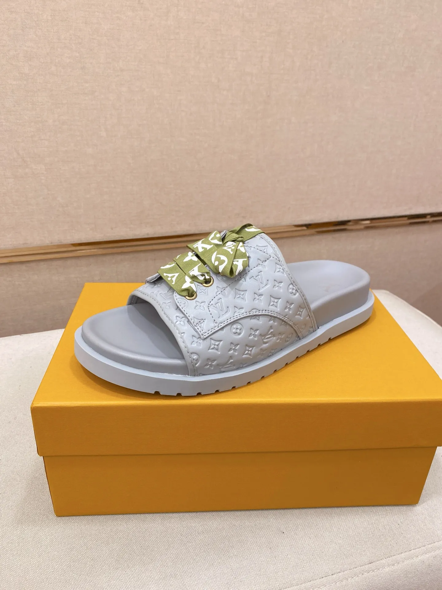 Men's shoes 💰: 340💰Made by LV🔍Top purchasing agents. Men's spring and summer slippers are available at the same counter. The uppers are imported cowhide from Italy, with logo graphics and high-quality craftsmanship. Soles: original soles specially provided by the original factory. Exclusive movable molded soles are super comfortable. Original goods follow orders. 🔍🔍High quality. You can enter and exit the counter at will. Welcome to compare. Size 38-44.